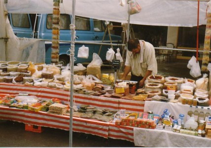 Gew&uuml;rzh&auml;ndler auf dem Bauernmarkt